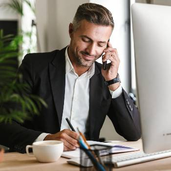 willfox-ledaskapsutbildning-glad-och-energirik-man-liten