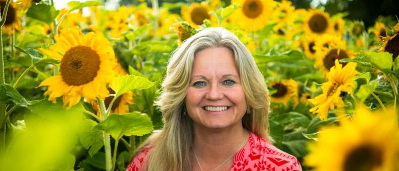 om-oss-maria-i-solrosang-liten