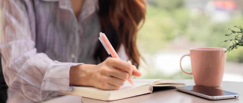 sjalvutveckling-kvinna-jobbar-med-sig-sjalv