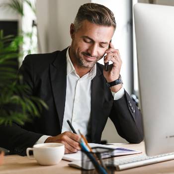 willfox-ledaskapsutbildning-glad-och-energirik-man-liten